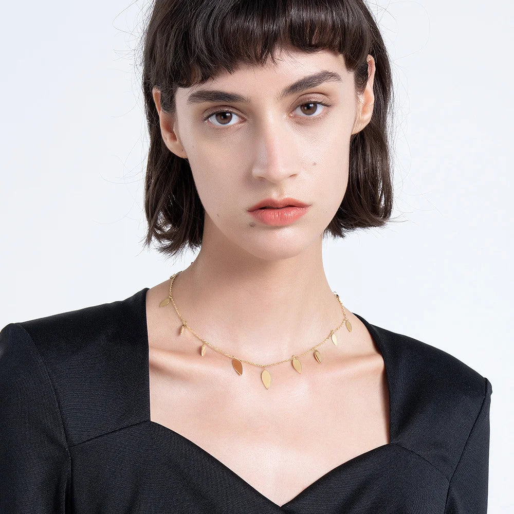 Collar Pétalo Flora con Colgantes de Gotas Doradas